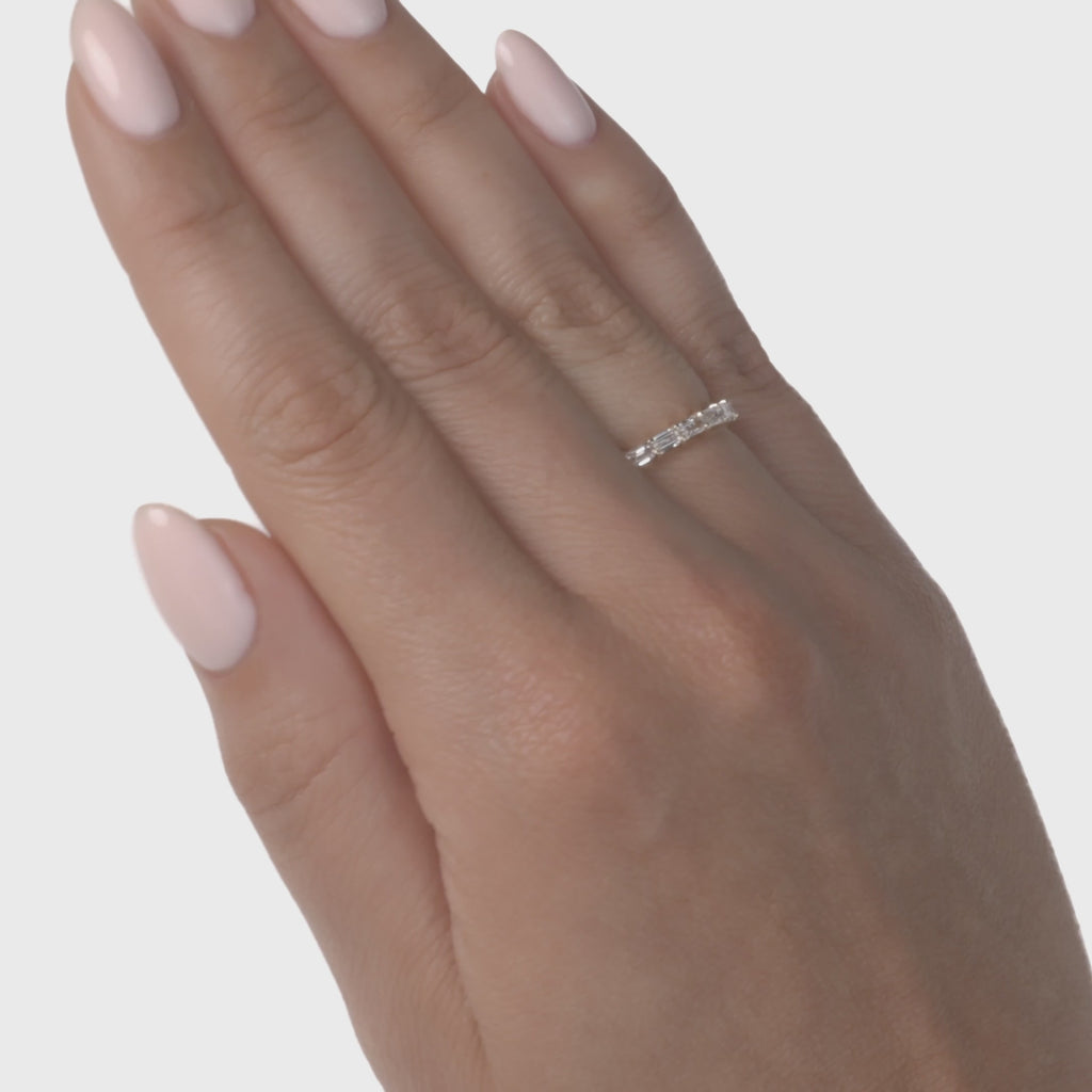 Video of Shared prong baguette wedding band
