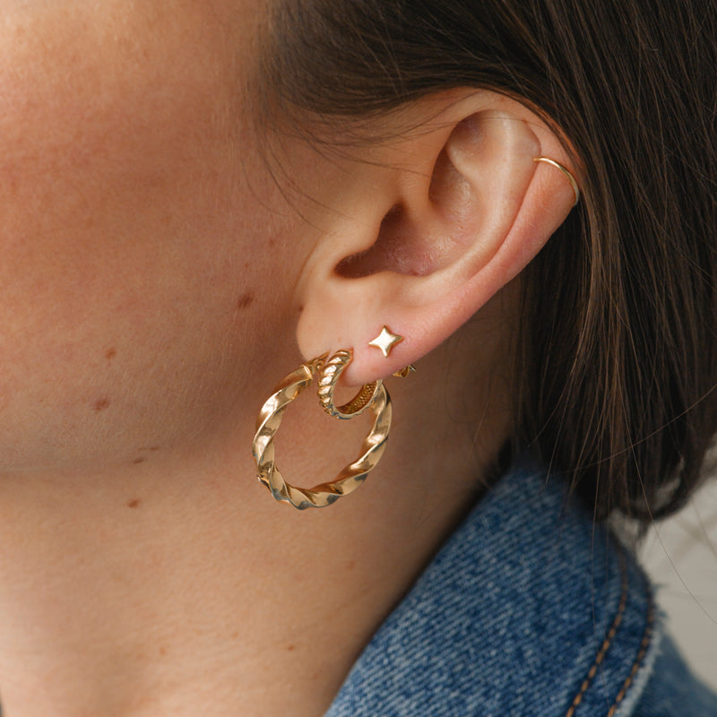 14k yellow gold star stud earring.